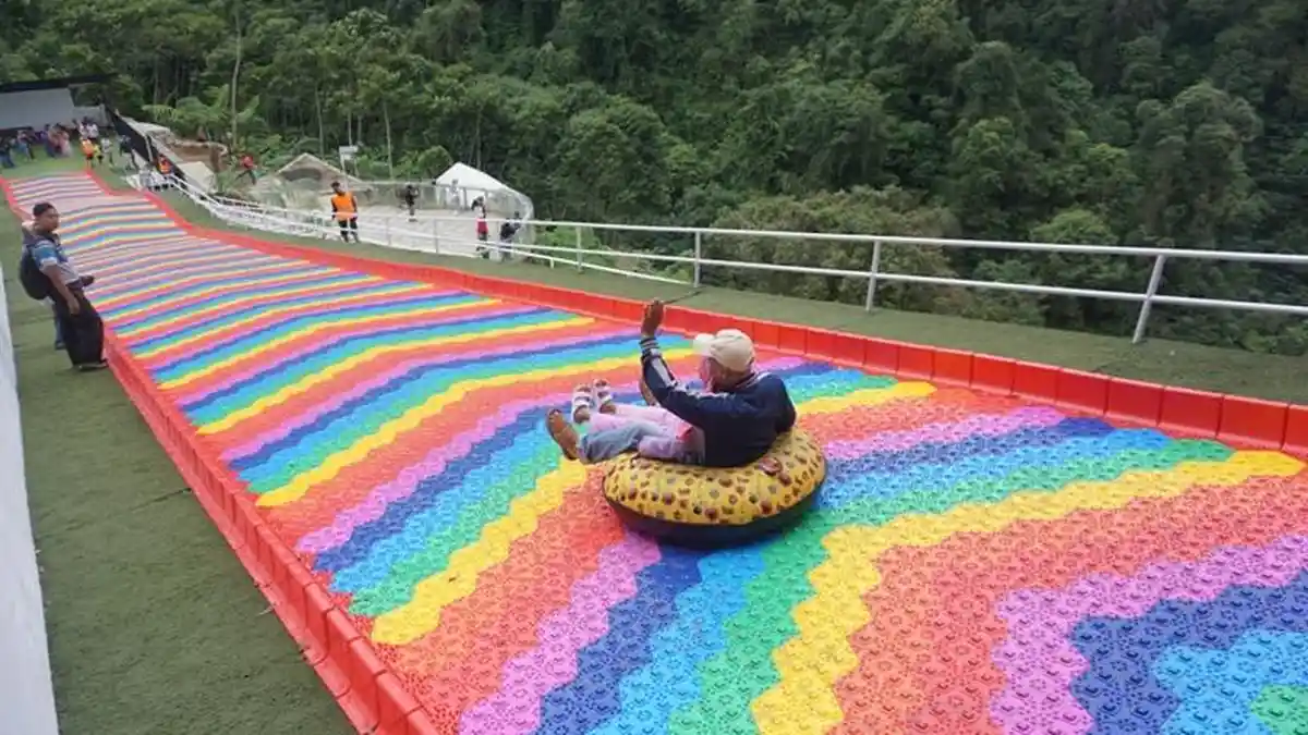 Liburan ke Batang, Yuk Cobain Serunya Rainbow Slide Wahana Baru di Kembanglangit Park