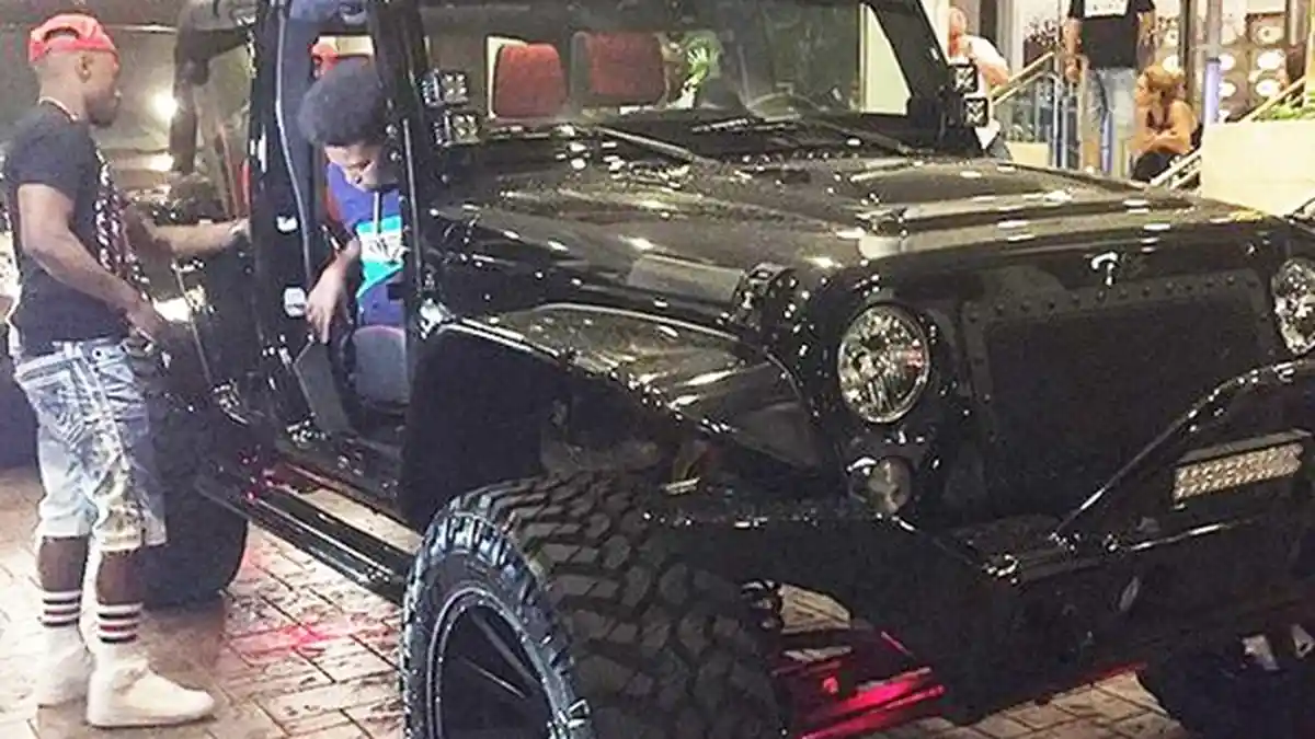 Floyd Mayweather Pamer Mobil Supermewah