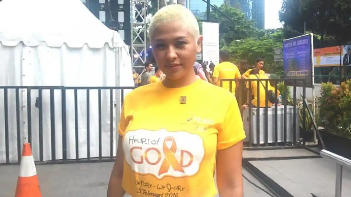 Penyanyi Wanita Ini Malah Senang Kepalanya Botak