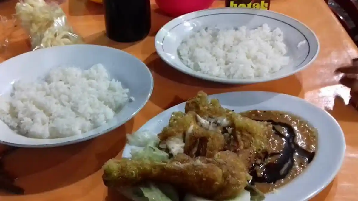 Ayam Penyet Dengan Saus Tomat Manis Asin yang Menggugah Selera Makan