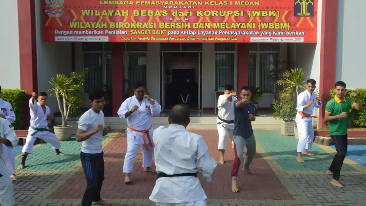 Para Petugas Lapas Kelas-1 Medan Bersemangat Mengikuti Latihan Beladiri Kempo