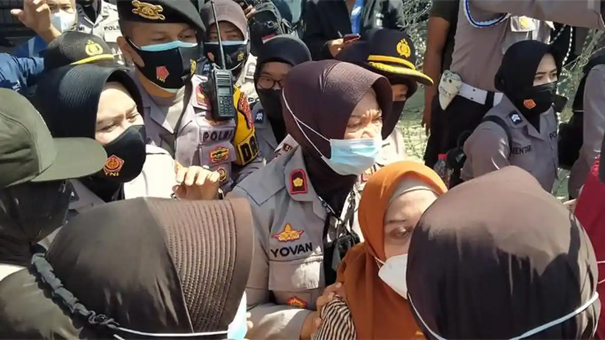 Simpatisan Rizieq Shihab Terlibat Adu Mulut dan Saling Dorong dengan Aparat, 1 Orang Digeledah