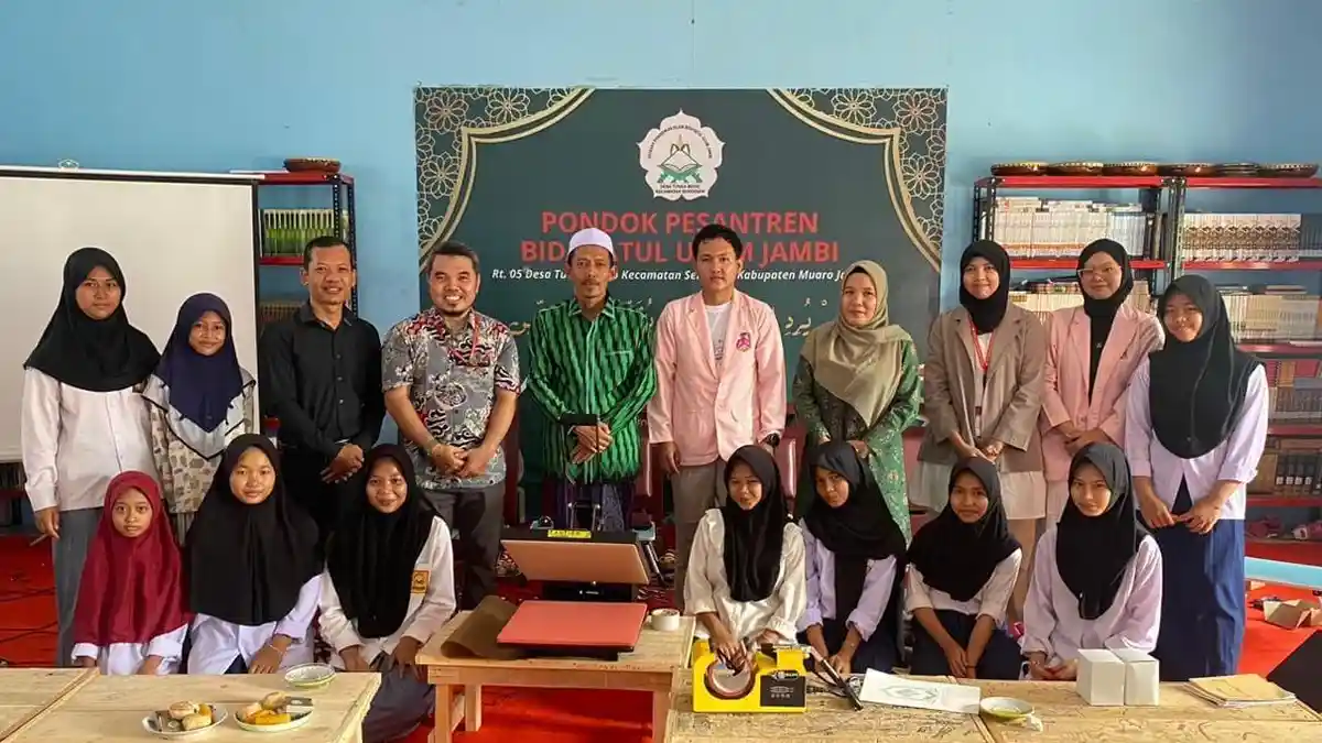 Santri Ponpes Bidayatul Ulum Siap Mandiri Lewat Pelatihan Sablon Digital dan Digital Marketing