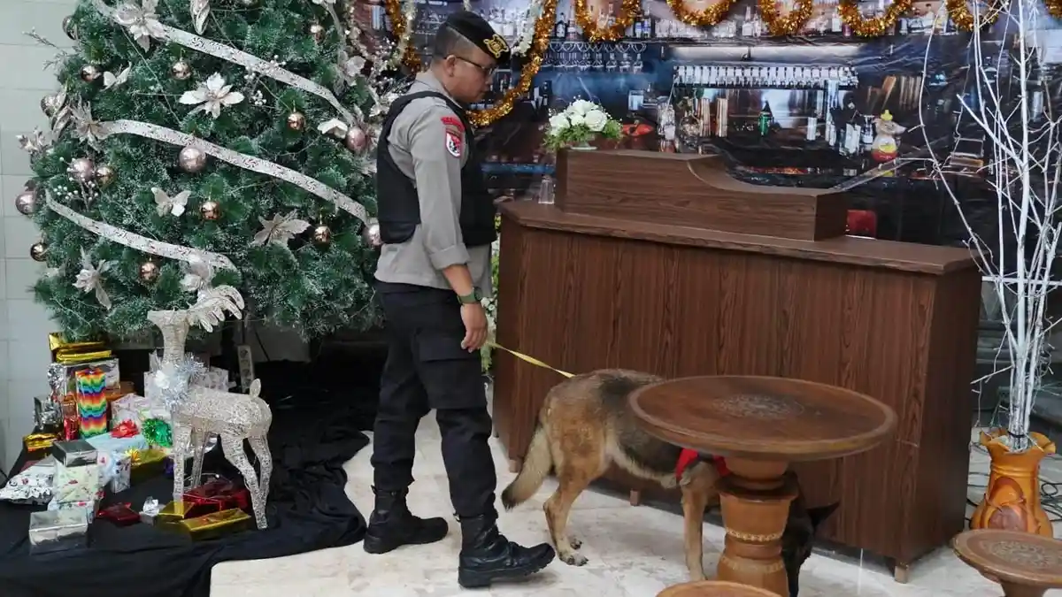 Tim Gegana Polda Jateng dan Polresta Pati Sterilisasi Enam Gereja, Pastikan Ibadah Natal Aman