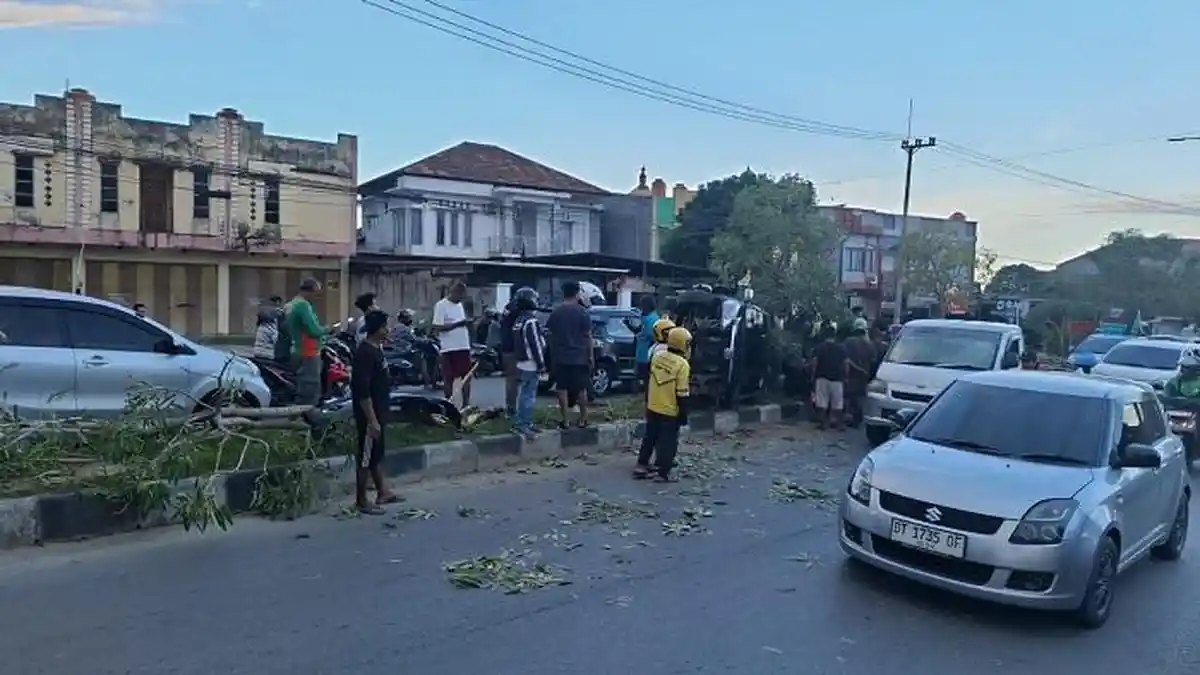 Ban Mobil Bocor, Pelajar Tabrak Pembatas Jalan di Kendari Sulawesi Tenggara