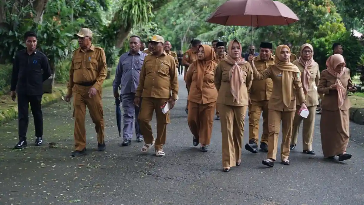 Bupati Kepulauan Sula Fifian Adeningsi Mus Sidak, Soroti Kebersihan Kantor