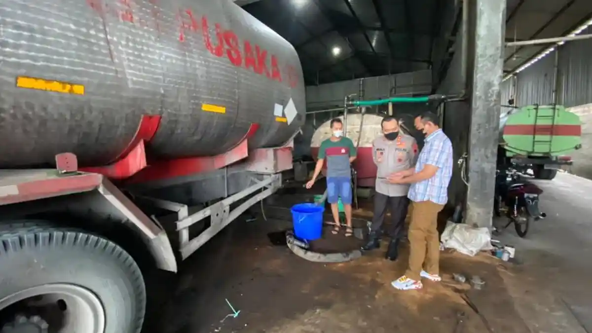 Polisi Cek Gudang Minyak Goreng Curah di PT Sarana Insan Nusantara Kudus
