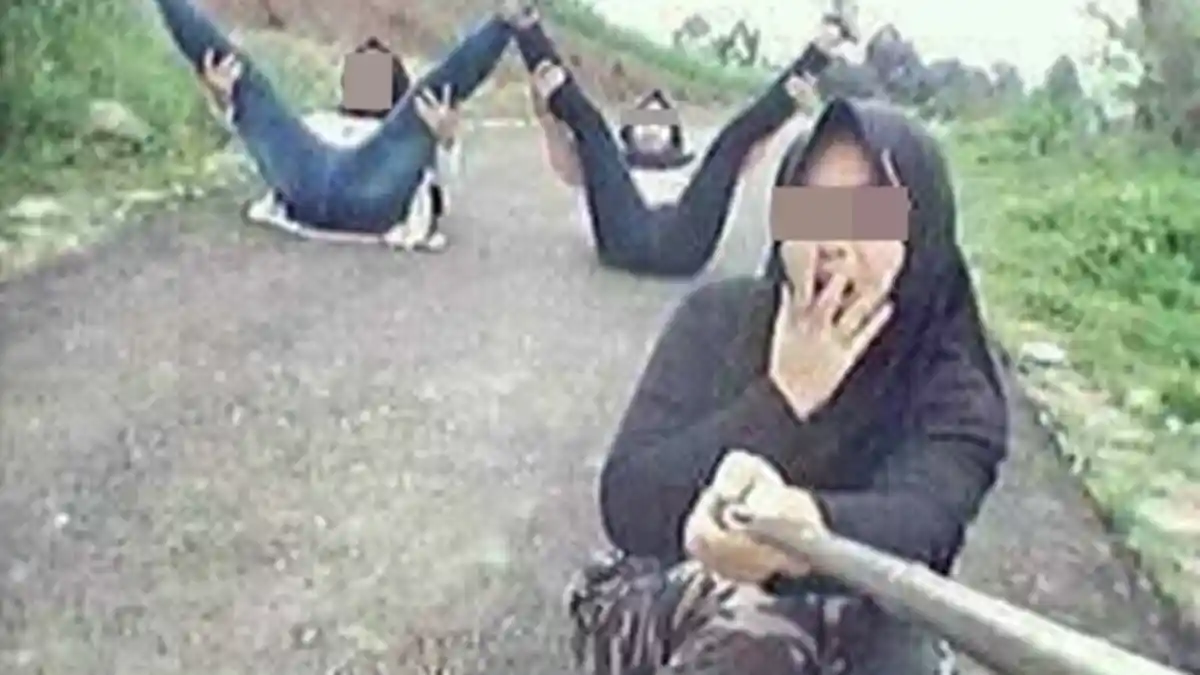 Foto Bareng dengan Pose Begini, Tiga Wanita Berhijab Ini Dikecam