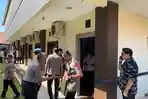 PJU-Polda-Kepri-Irwasda-Kabid-Propam-Dirnarkoba-memasuki-ruang-sidang-KKEP-empat-bripda-tewas.jpg