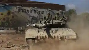 Pasukan-Israel-menggerakkan-tank-di-dekat-kibbutz-Nahal-Oz-di-Jalur-Gaza.jpg