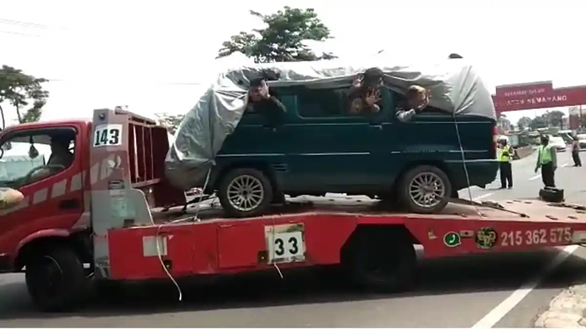Truk Angkut Mobil Bak Terbuka Tertutup Terpal, Ternyata Berisi Pemudik, Langsung Disuruh Putar Balik