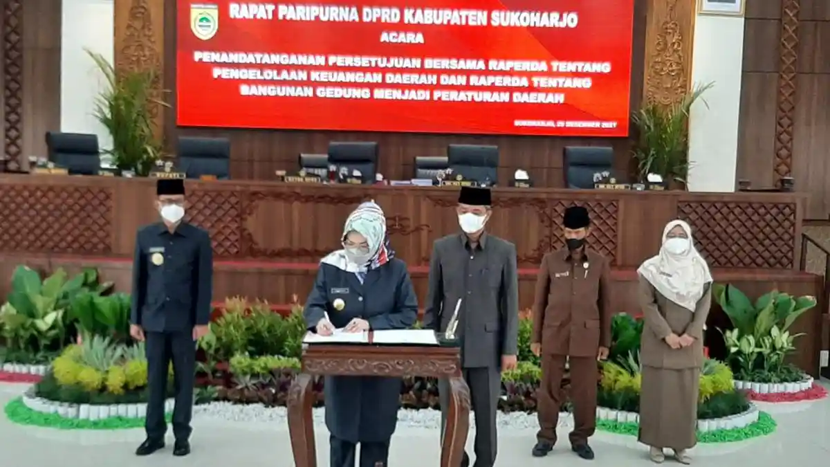 Bupati Etik Suryani bersama Pimpinan DPRD Sukoharjo Setujui 2 Raperda untuk Ditetapkan sebagai Perda