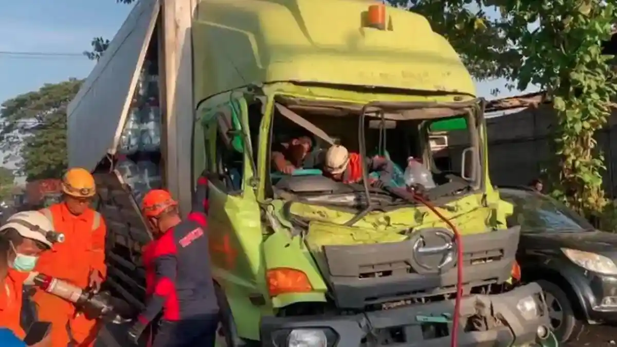 Butuh Satu Jam, Petugas Berjuang Evakuasi Sopir Truk Galon yang Terjepit di Jombang