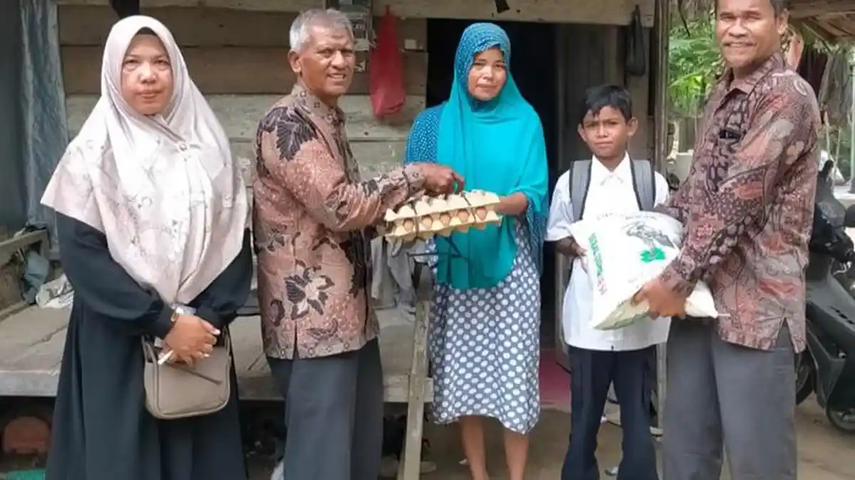 MTsN 7 Bireuen Bagikan Sembako untuk Wali Siswa Kurang Mampu