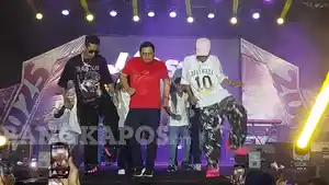 bangka/Bupati-Basel-lagi-joget-di-panggung.jpg