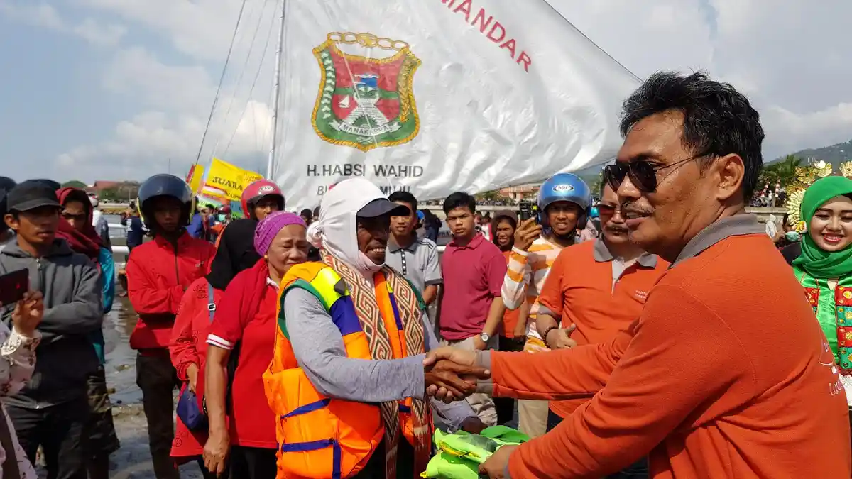 Kalahkan Mandala Bintang Timur, Cahaya Mandar Juara I Sandeq Race 2019