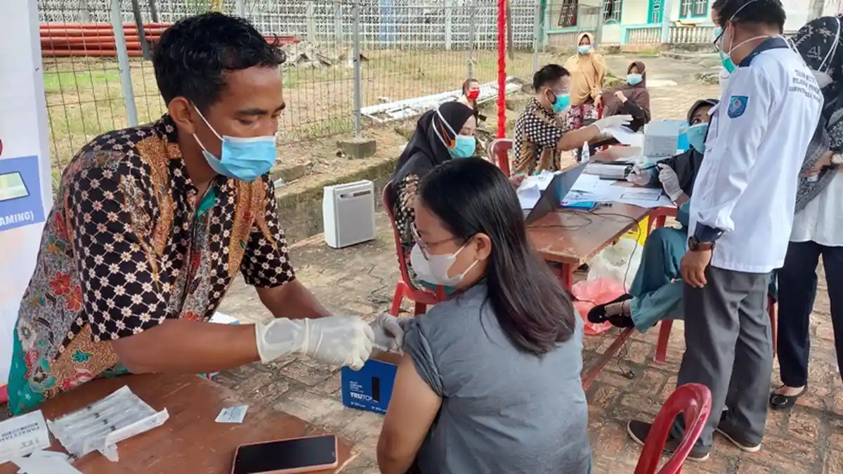 Warga Rela Menunggu di Kelenteng Dewa Sakti Sejak Pagi Demi Dapat Divaksin
