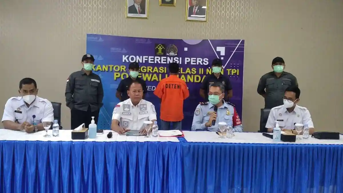 Imigrasi Polman Deportasi WNA Bangladesh, Tinggal di Majene dan Tak Punya Dokumen Izin Tinggal