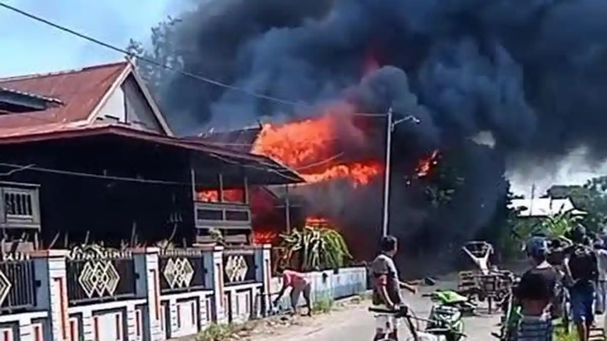 Dua Rumah Panggung di Dusun Siporennu Pinrang Habis Dilalap Api, Kerugian Ditaksir Rp 750 Juta