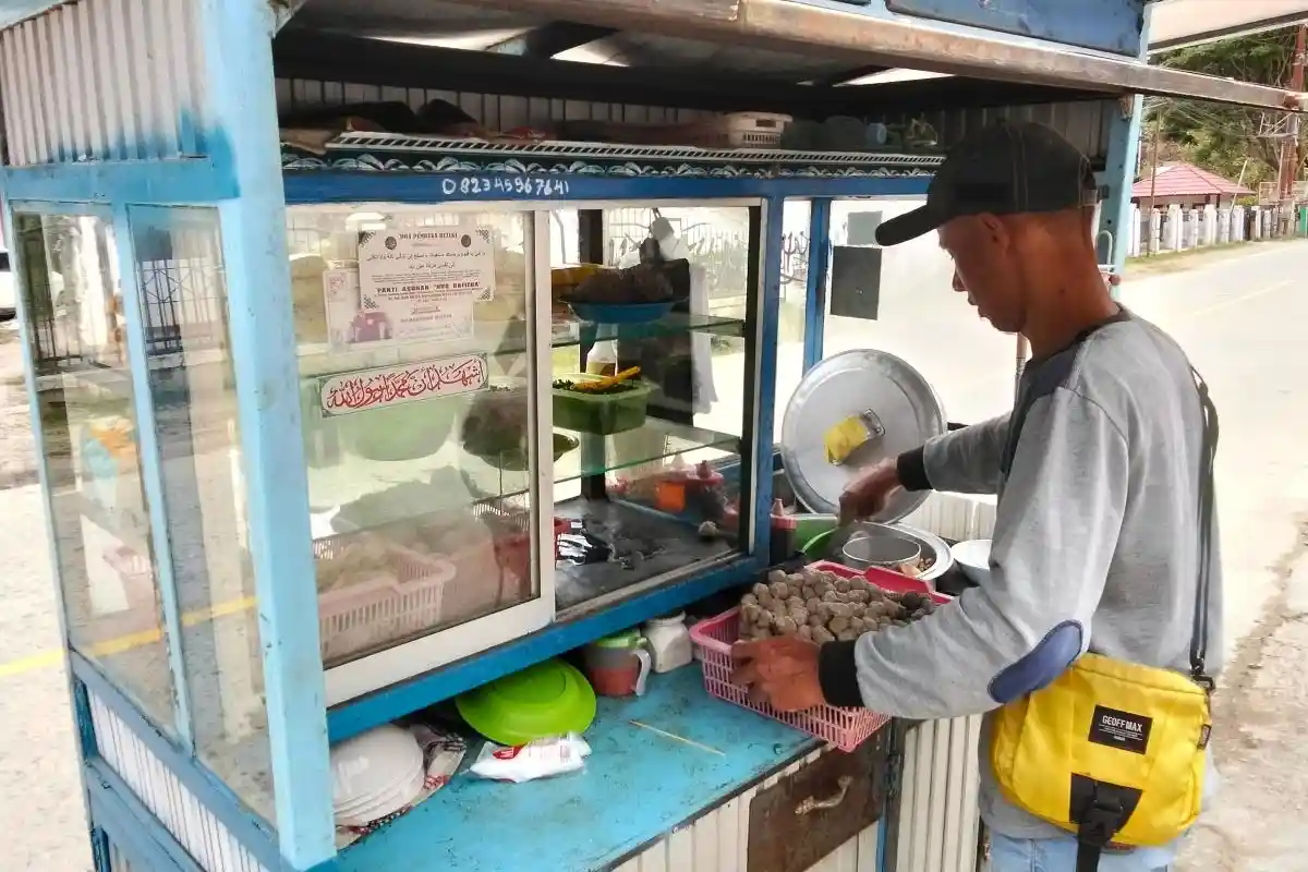 Nataru Datangkan Berkah Bagi Mas Asep, Pedagang Asongan Asal Jawa Barat di Mamasa