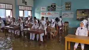 TERENDAM-BANJIR-Puluhan-siswa-melakukan-prose-belajar.jpg