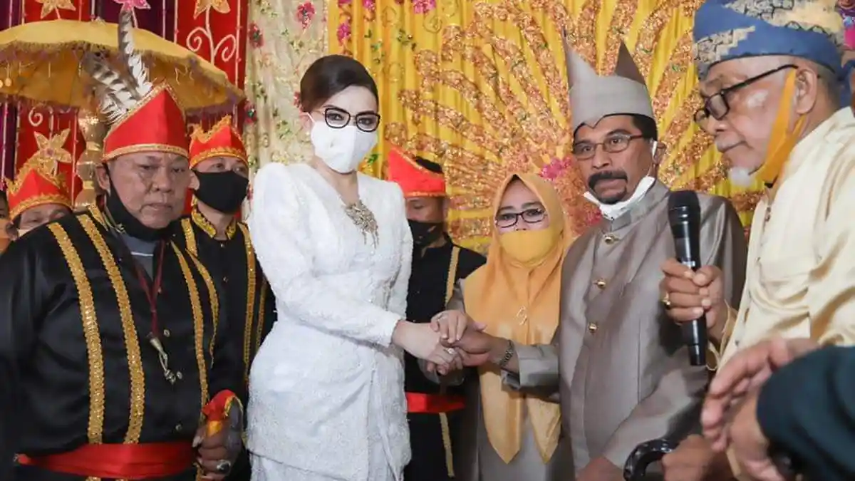 Tetty Paruntu Pinang Sehan Landjar, Prosesi Dua Adat Bersatu