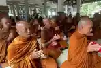 Tampak-puluhan-bhikkhu-peserta-Indonesia-Walk-for-Peace-2026.jpg