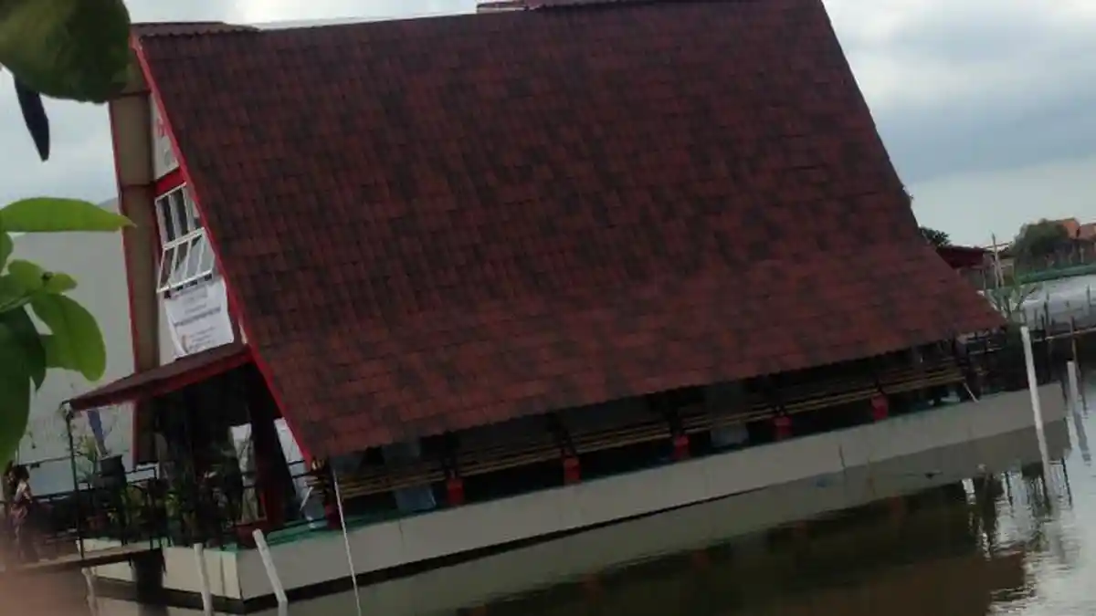 Rumah Apung Pertama di Indonesia Bisa Hasilkan Listrik Sendiri