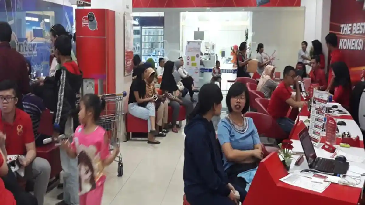 Hari Terakhir Registrasi, Grapari Karawaci Supermal Ramai Didatangi Pelanggan