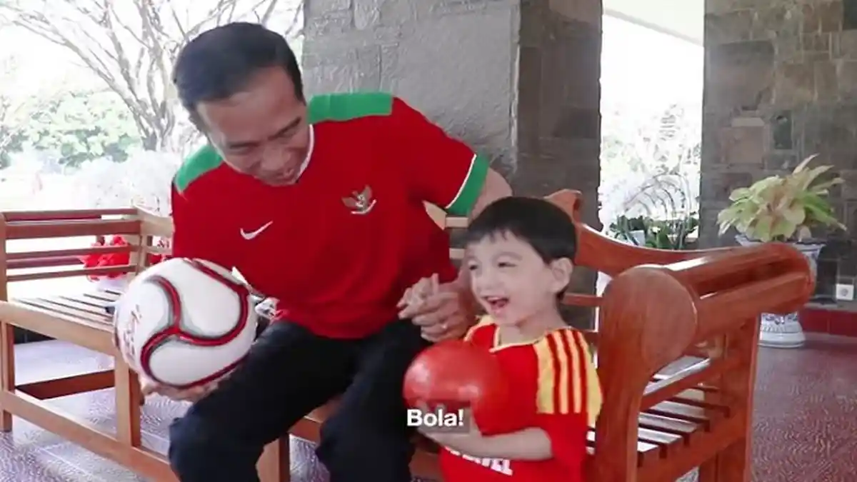 Berlatih Tinju dan Sepak Bola, Jokowi Harus Sigap Menyuapi Pisang dan Membenarkan Celana Jan Ethes