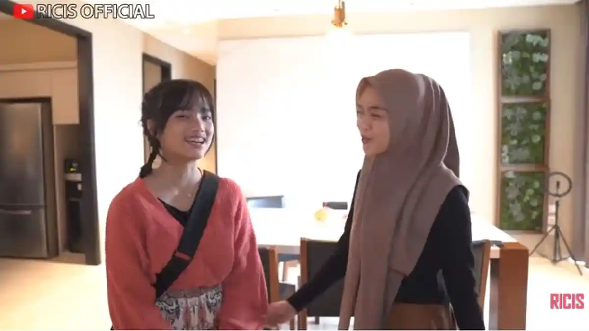 Cantiknya Manglingi, Potret Fuji Adik Bibi Pakai Hijab, Parasnya Buat Ricis Insecure: Cantik Banget