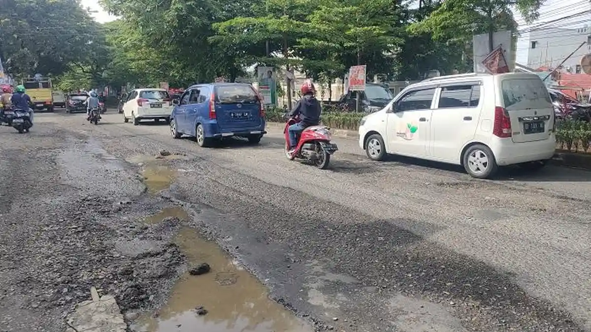 Warga Jl Hertasning Makassar Keluhkan Jalan Lubang: Semoga Pemerintah Tak Abai