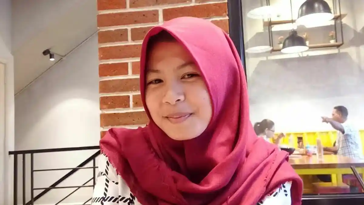 Nurindah Paling Hobi Baca Berita Viral di Media Sosial