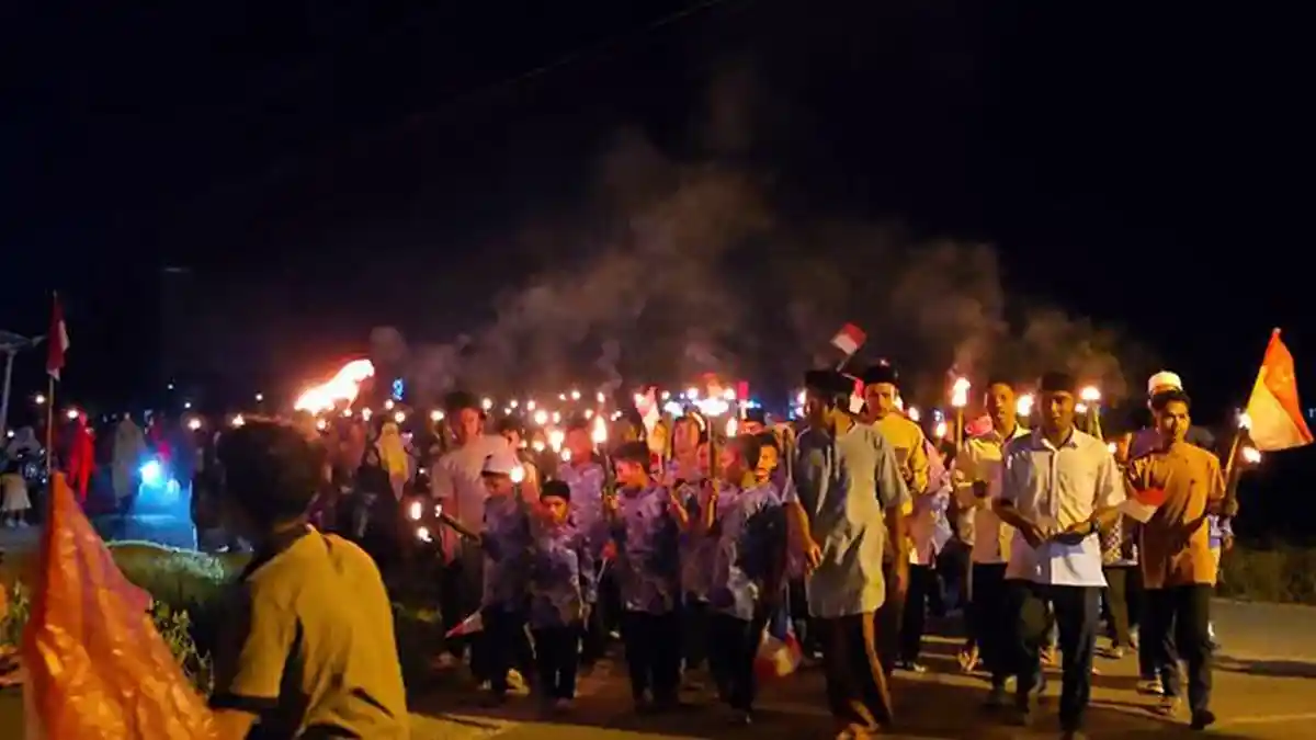 Tradisi Rabu Abeh, Warga Gampong Cot Nagan Raya Pawai Obor