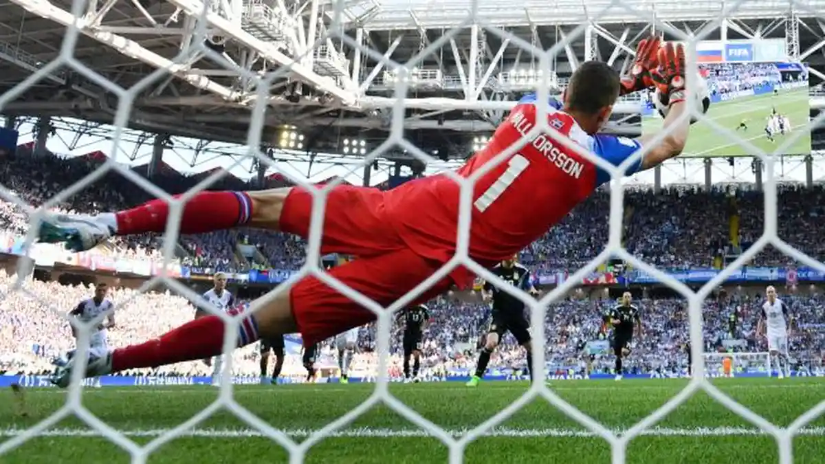 Mengenal Hannes Halldorsson, Kiper Islandia yang Berhasil Gagalkan Penalti Messi