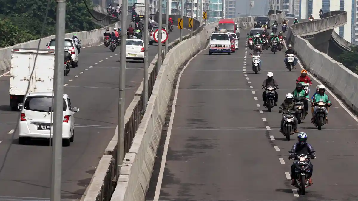 Polisi Analisa Aksi Penilangan Pengendara Motor di JLNT Casablanca