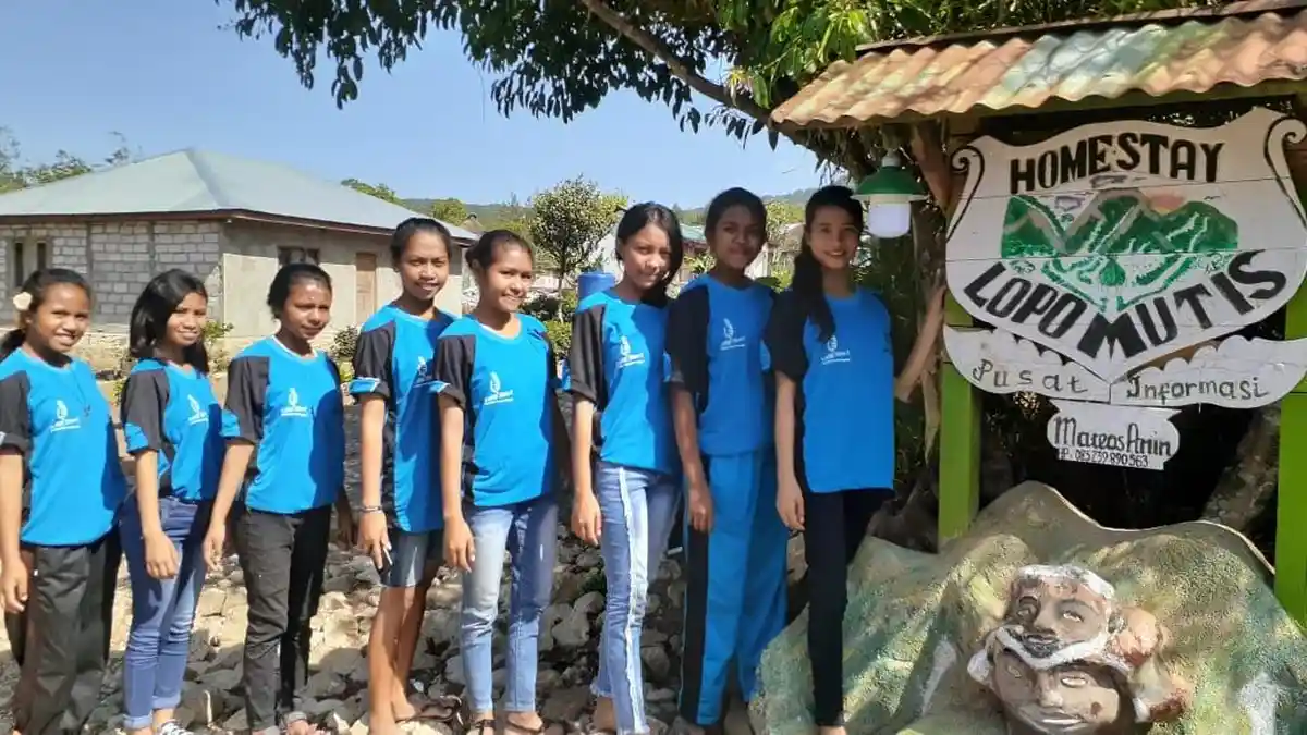 Siswi SMK 20 Desember Study Tour di Desa Wisata Fatumnasi