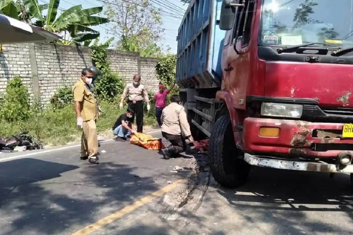Tak Kuat Menanjak, Dump Truk Gencet Ibu dan Dua Anaknya Hingga Meninggal Dunia