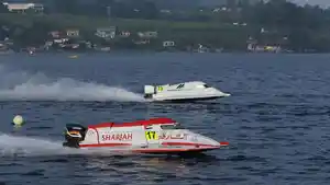 Suasana-latihan-bagi-pembalap-F1-Powerboat-di-Danau-Toba.jpg