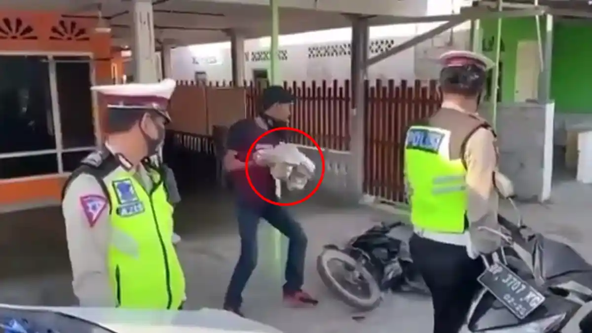 Viral Pria Rusak Sepeda Motor dengan Batu, Ternyata Milik Orang, Kapolres: Tidak Bawa SIM dan STNK