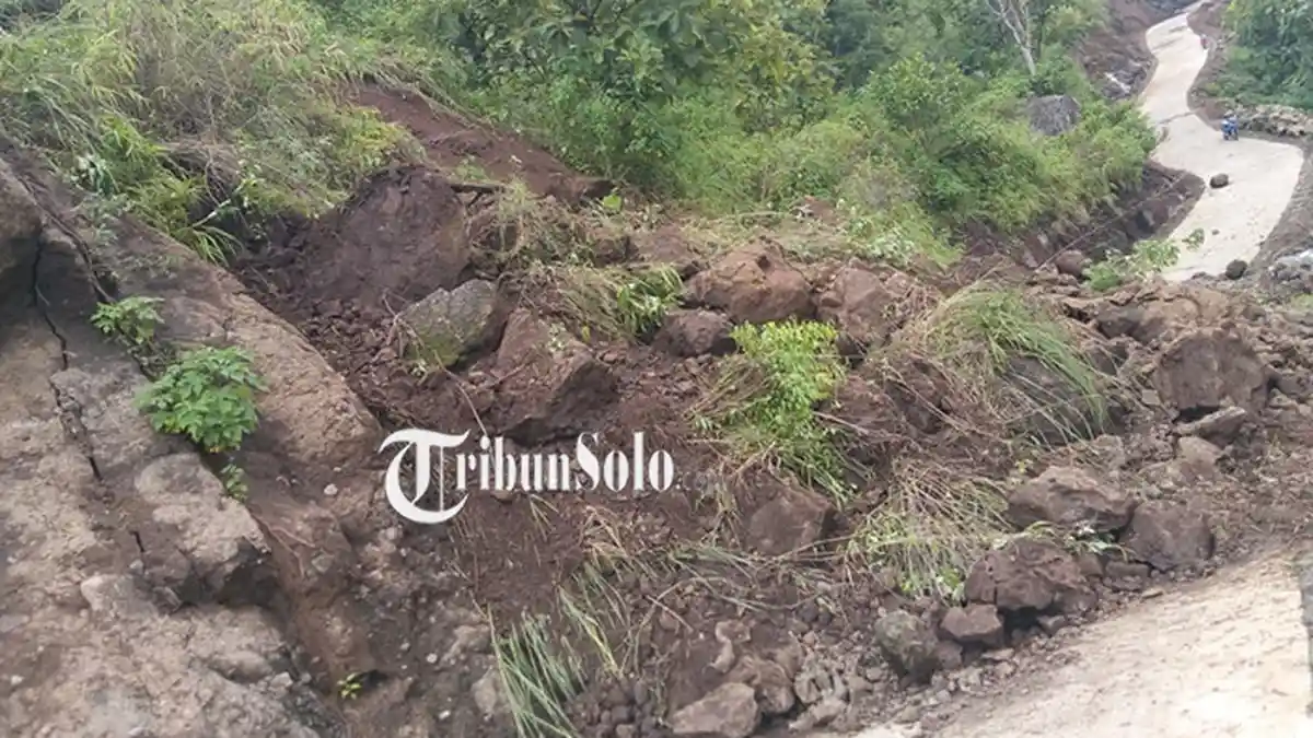 Jalan Penghubung Wonogiri-Pacitan Tertimbun Longsor, Hanya Bisa Dilewati Motor dan Pejalan Kaki