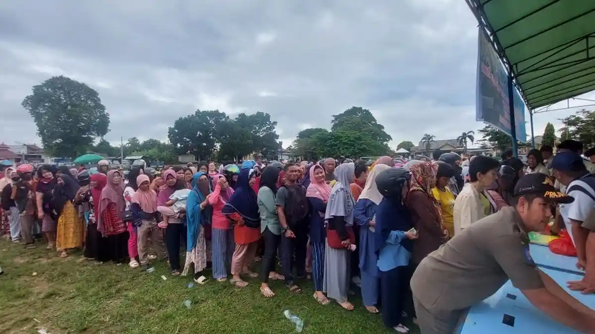 Beras 8 Ton di Lapangan Gelora Mentok Habis Dalam Sekejab Diserbu Emak-emak