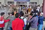 Demo-di-Kantor-DPRD-Baubau-Sulawesi-Tenggara-Ricuh-Massa-Aksi-dan-Satpol-PP-Saling-Dorong.jpg