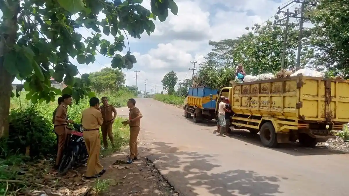 DLH Lampung Utara Kerahkan 6 Armada Angkut Sampah di Bantaran Sungai Way Melan