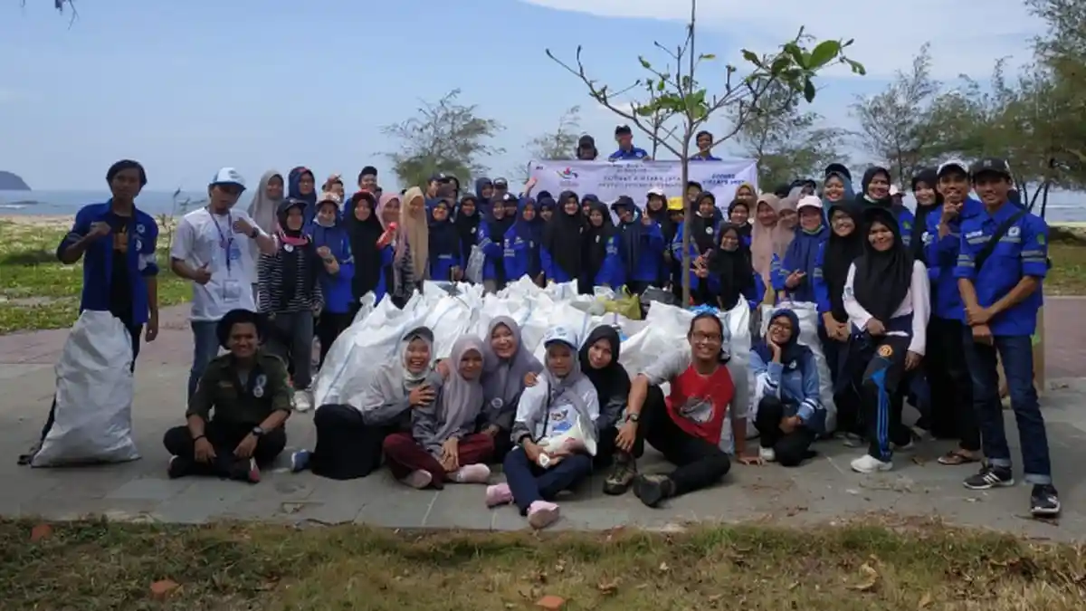 Alumni Ekspedisi Nusantara Jaya Aceh Bersihkan Sampah di Pulo Kapuk Peringati Hari Bersih Indonesia