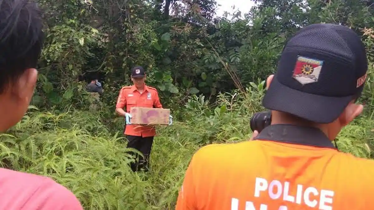 Barang Curian Dari Gudang Minuman Tercecer di Hutan