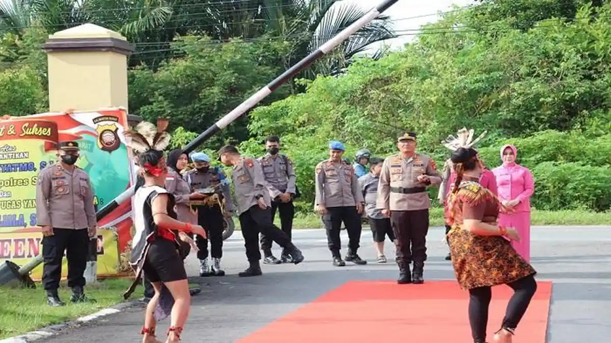 Tradisi Tepung Tawar Warnai Pisah Sambut Kapolres Sambas Pagi Ini