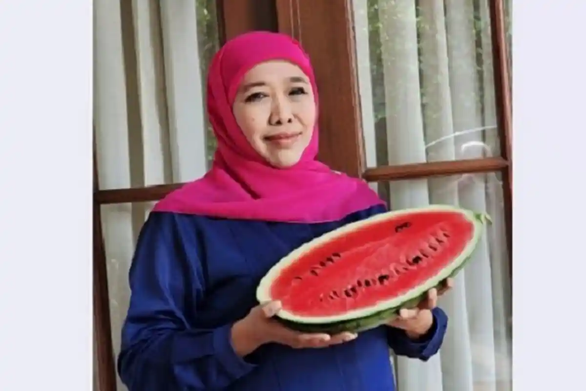 Dukung Kemerdekaan Palestina, Gubernur Jatim Khofifah Pose Sambil Bawa Buah Semangka