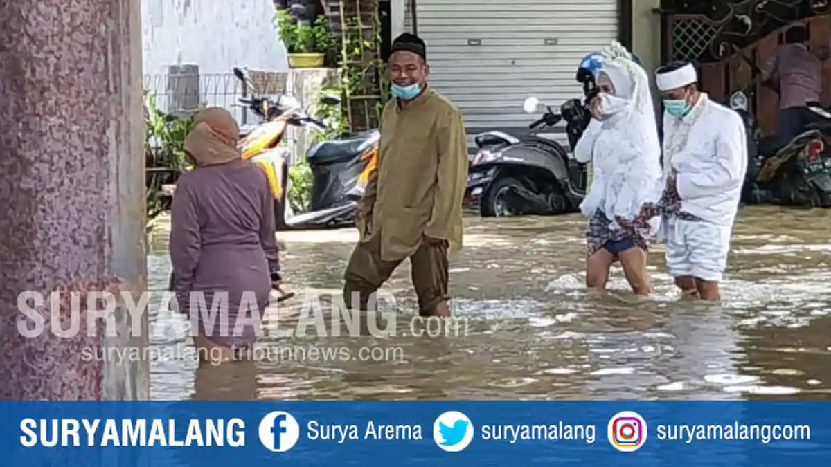Heboh Pasangan Pengantin Terjang Banjir di Gresik, Warga : Mau OTW ke KUA, Kebanjiran