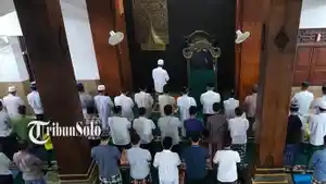 Suasana-salat-tarawih-pertama-di-Masjid-Kauman.jpg